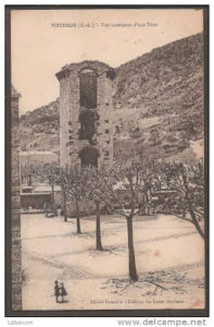 Tour de la Médisance - place devant la Cathédrale